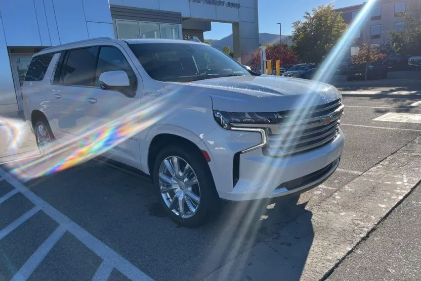 2022 Chevrolet Suburban High Country photo 1