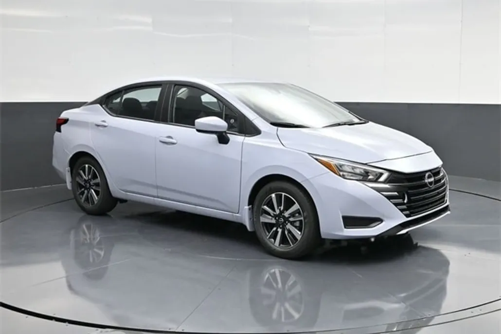 2025 Nissan Versa 1.6 SV photo 1