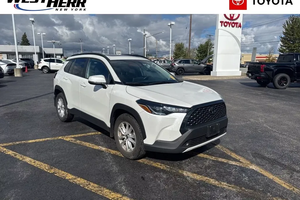 2022 Toyota Corolla Cross LE photo 1