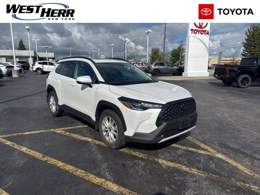 2022 Toyota Corolla Cross LE photo 1