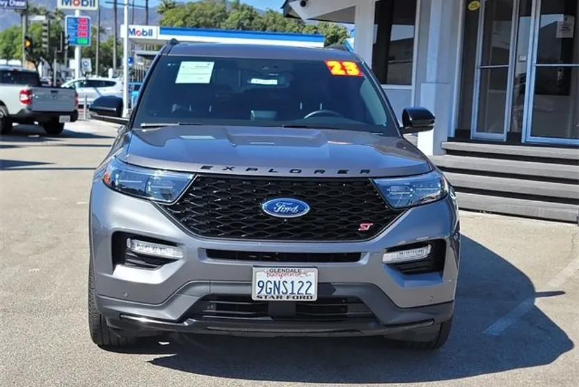 2023 Ford Explorer ST photo 1