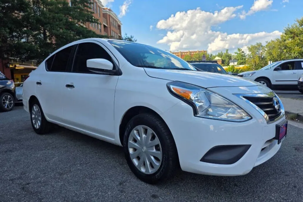 2019 Nissan Versa SV photo 1