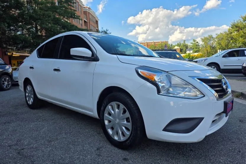 2019 Nissan Versa SV photo 1