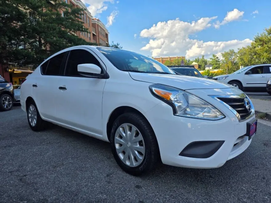 2019 Nissan Versa SV photo 1