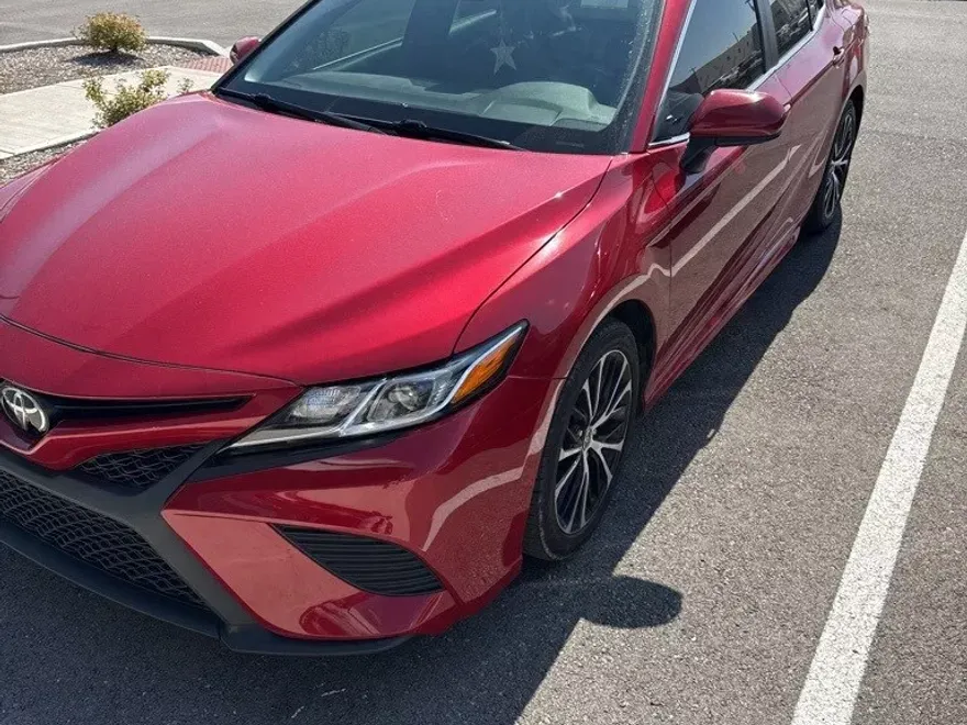 2020 Toyota Camry SE photo 1