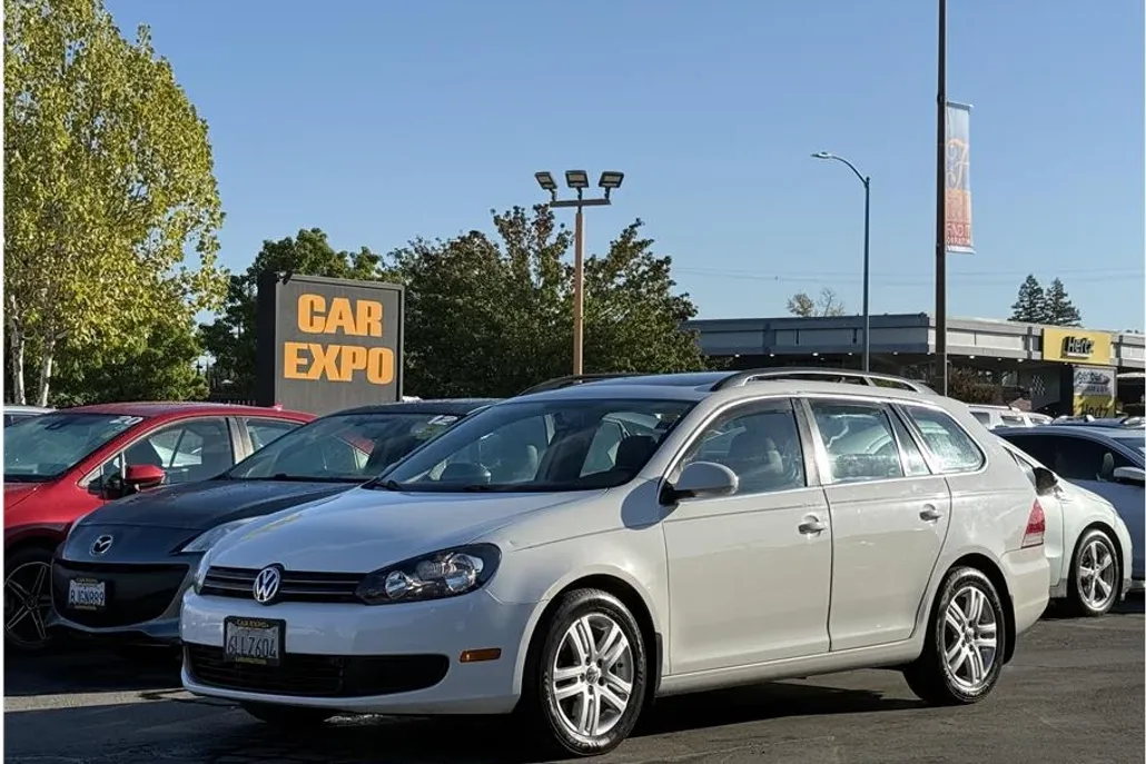2010 Volkswagen Jetta TDI SportWagen Sport photo 1
