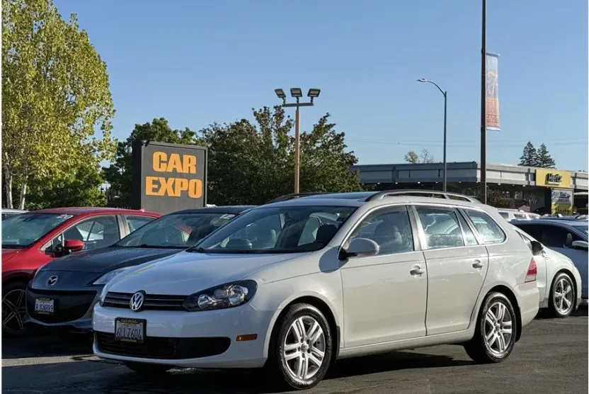 2010 Volkswagen Jetta TDI SportWagen Sport photo 1