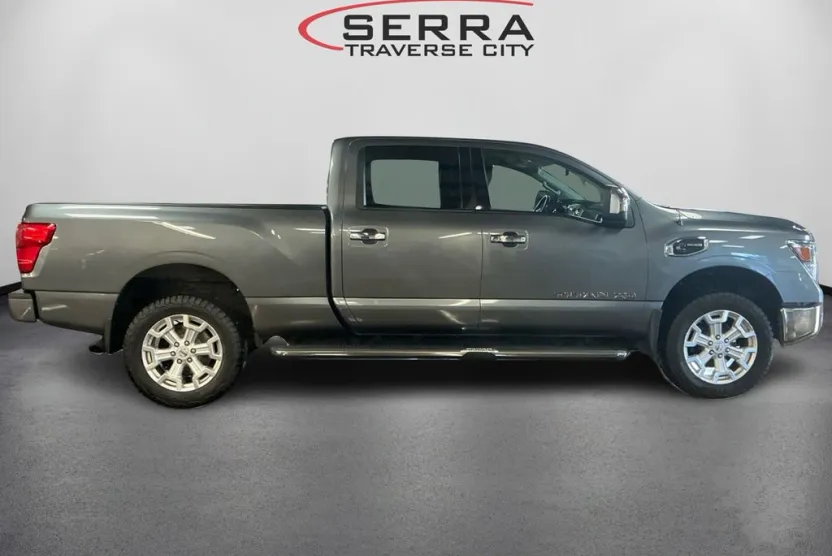 2017 Nissan Titan SL photo 1