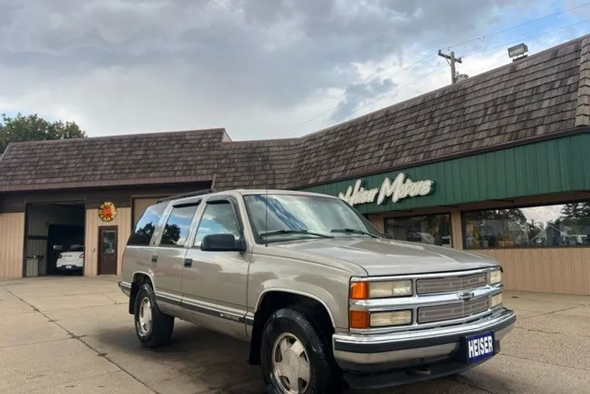 1999 Chevrolet Tahoe LS photo 1