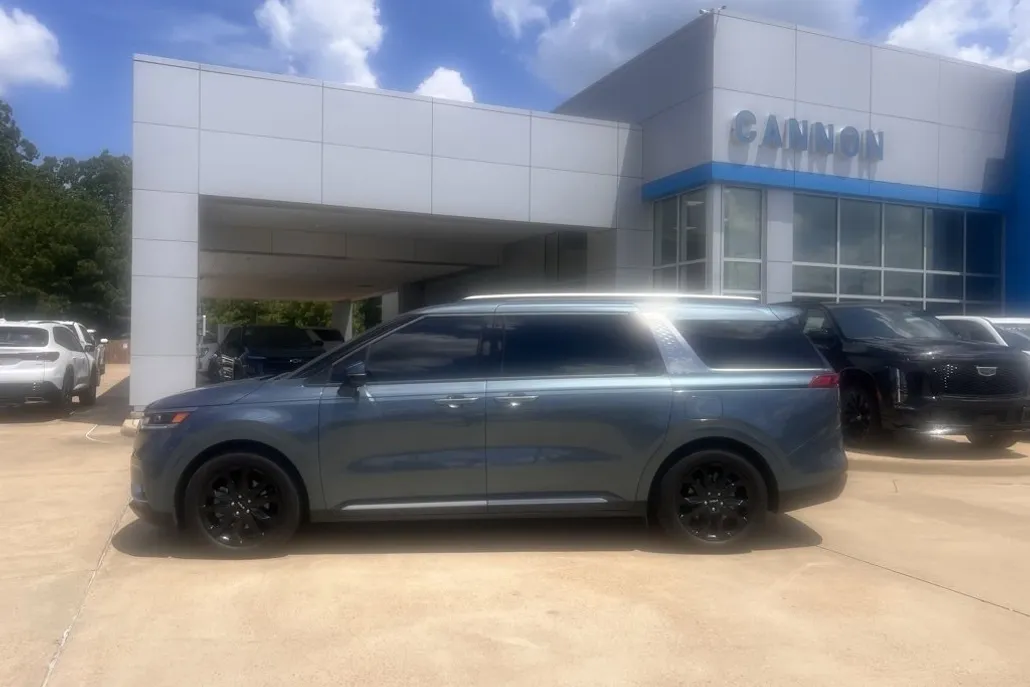 2024 Kia Carnival SX photo 1