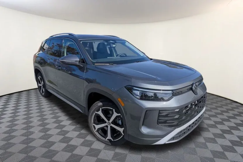 2025 Volkswagen Tiguan SE photo 1