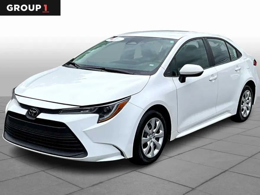 2024 Toyota Corolla LE photo 1