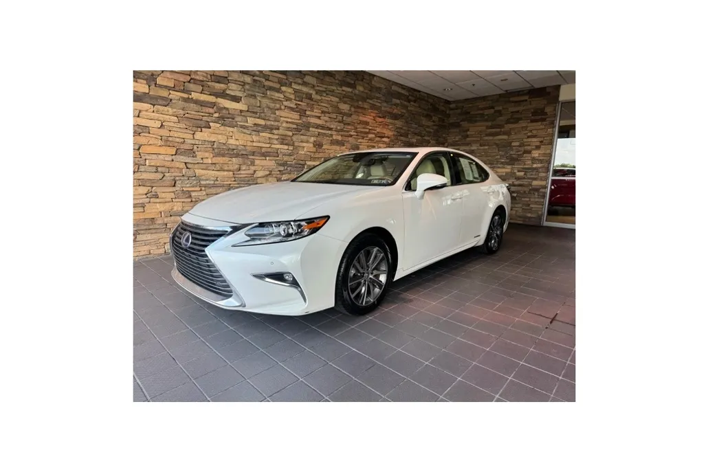2017 Lexus ES 300h photo 1