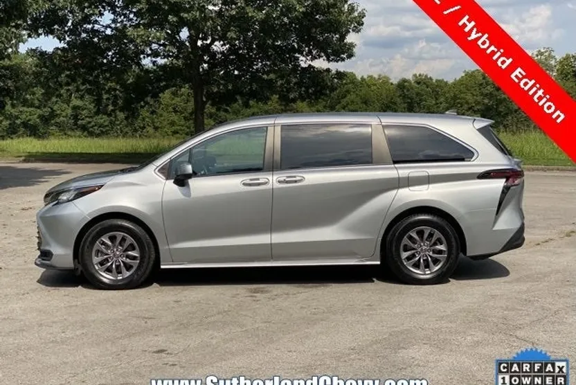 2023 Toyota Sienna LE photo 1