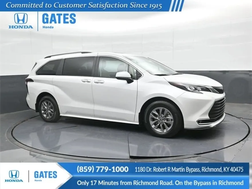 2024 Toyota Sienna XLE photo 1