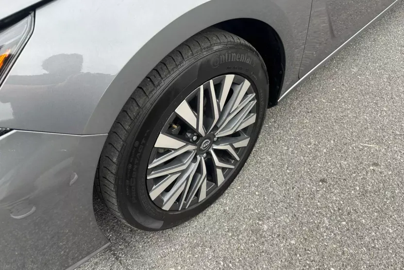 2024 Nissan Altima 2.5 SV photo 1