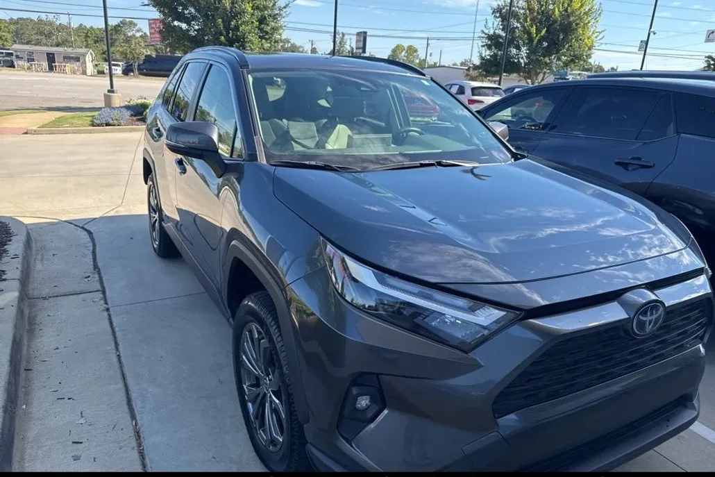 2022 Toyota RAV4 Hybrid XLE Premium photo 1