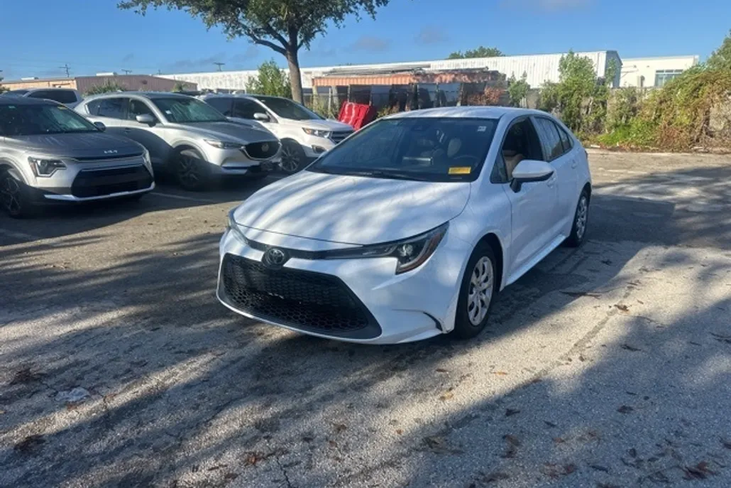 2021 Toyota Corolla LE photo 1