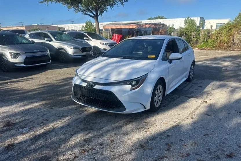 2021 Toyota Corolla LE photo 1