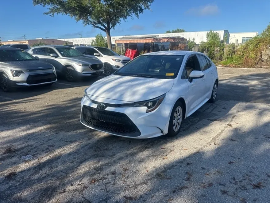 2021 Toyota Corolla LE photo 1