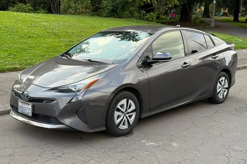 2018 Toyota Prius Two photo 1
