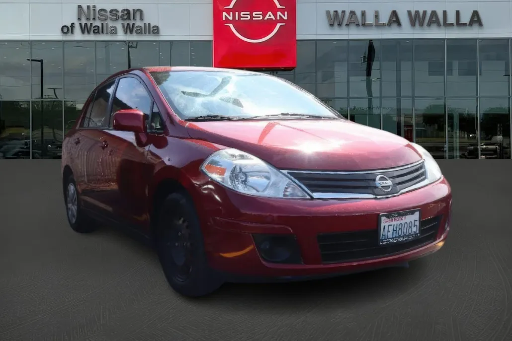 2010 Nissan Versa 1.8 S photo 1