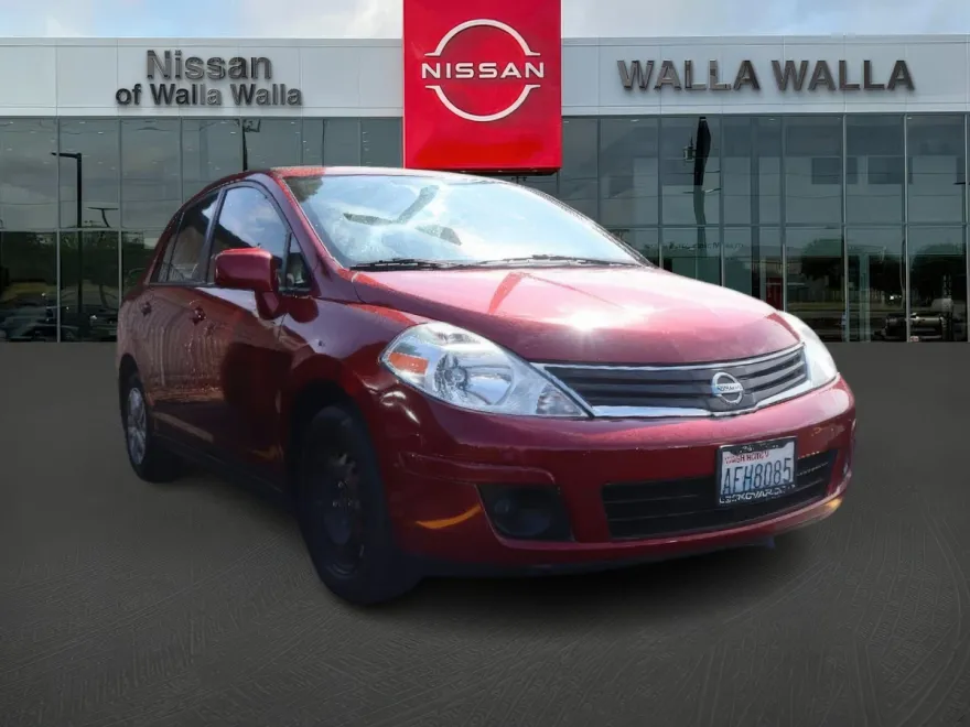 2010 Nissan Versa 1.8 S photo 1
