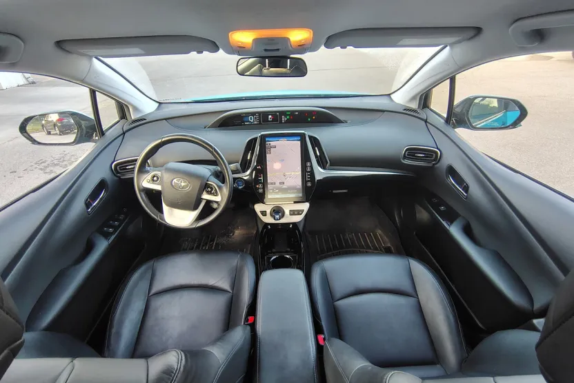 2017 Toyota Prius Prime Premium photo 1