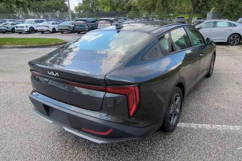 2025 Kia K4 LXS photo 1