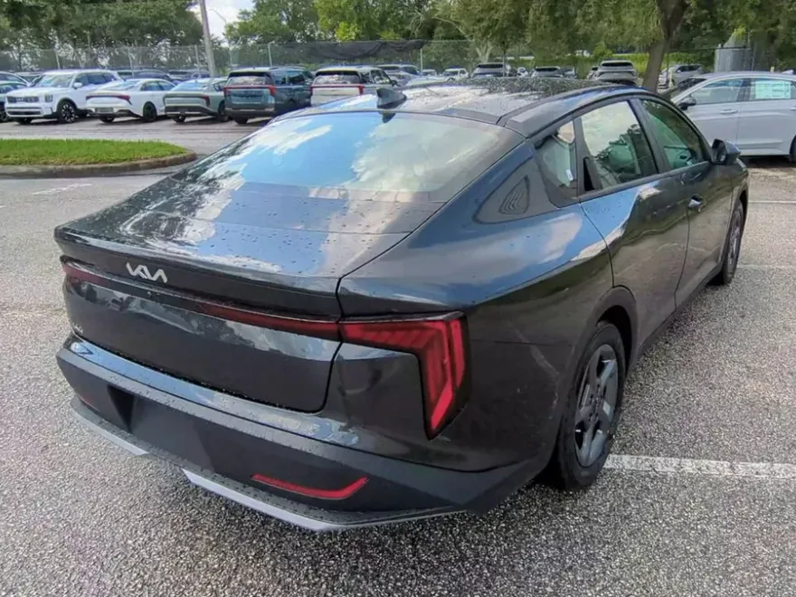 2025 Kia K4 LXS photo 1