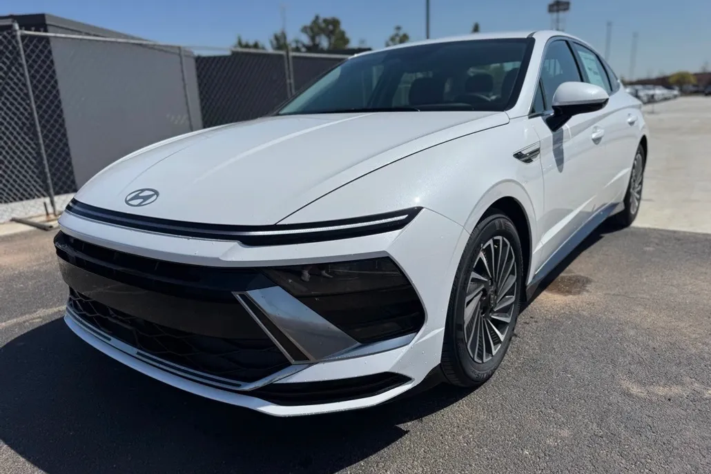 2025 Hyundai Sonata Hybrid SEL photo 1