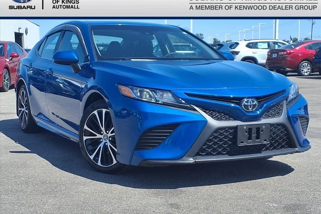 2018 Toyota Camry SE photo 1