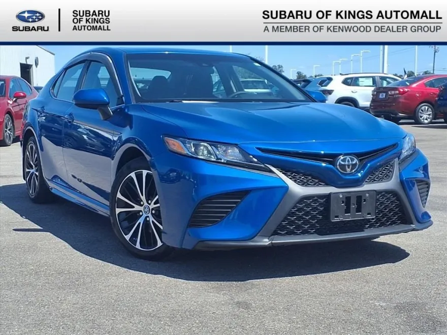 2018 Toyota Camry SE photo 1