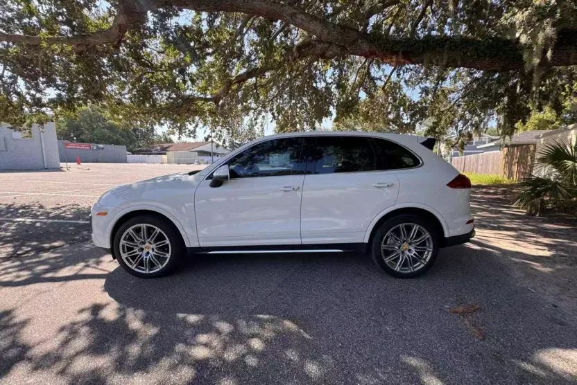 2017 Porsche Cayenne S photo 1