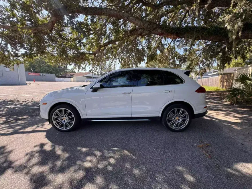 2017 Porsche Cayenne S photo 1