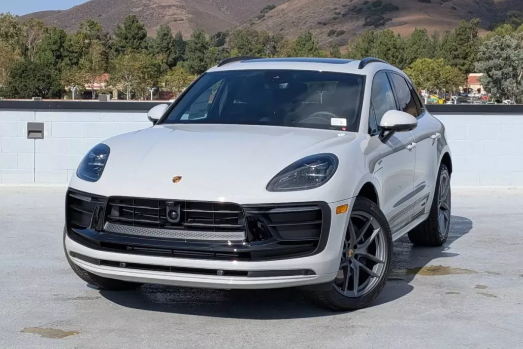 2025 Porsche Macan T photo 1