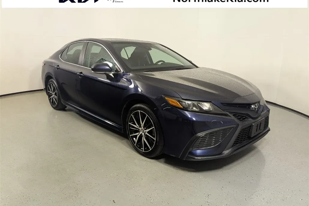 2022 Toyota Camry SE photo 1