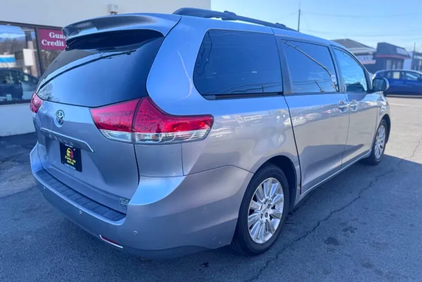 2012 Toyota Sienna Limited photo 1