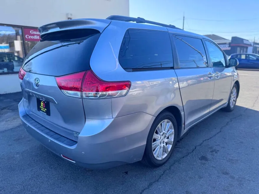 2012 Toyota Sienna Limited photo 1