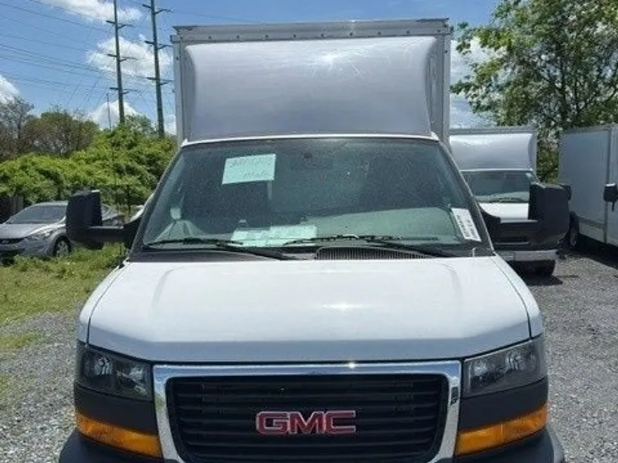 2025 Gmc Savana Cutaway 3500 photo 1