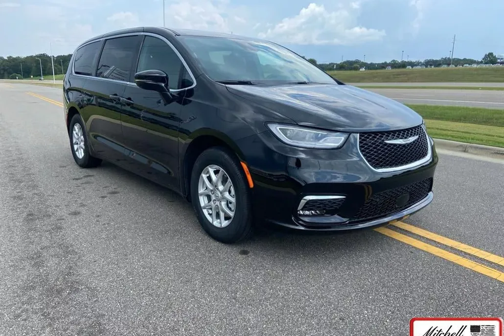 2026 Chrysler Pacifica photo 1