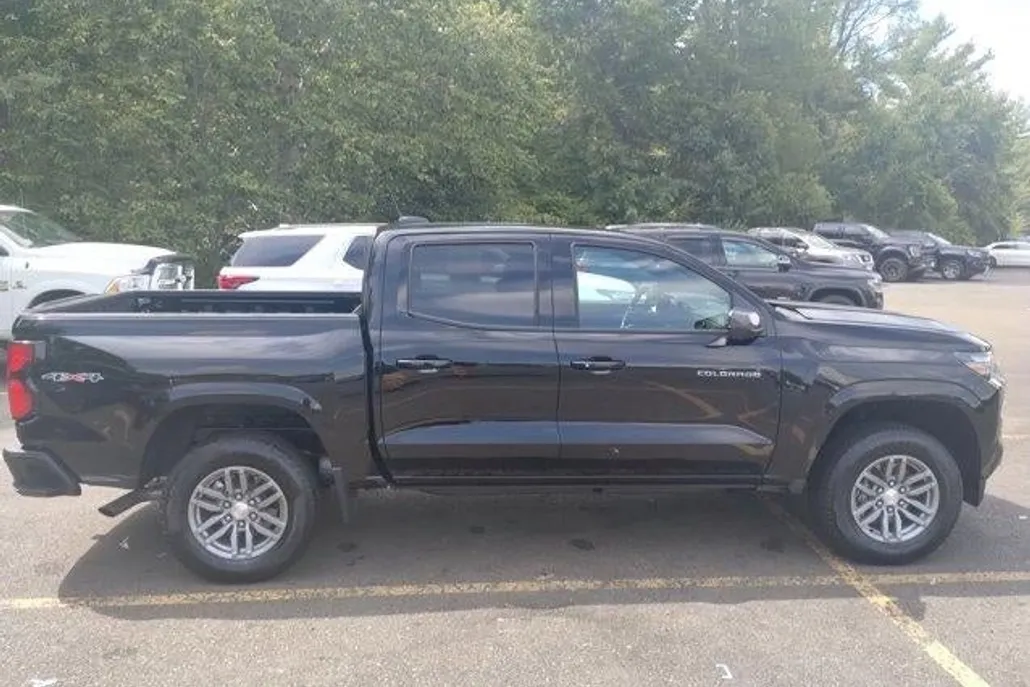 2024 Chevrolet Colorado LT photo 1
