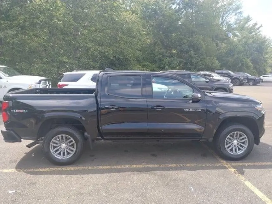 2024 Chevrolet Colorado LT photo 1