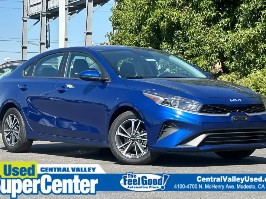 2023 Kia Forte LXS photo 1