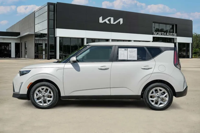 2024 Kia Soul LX photo 1