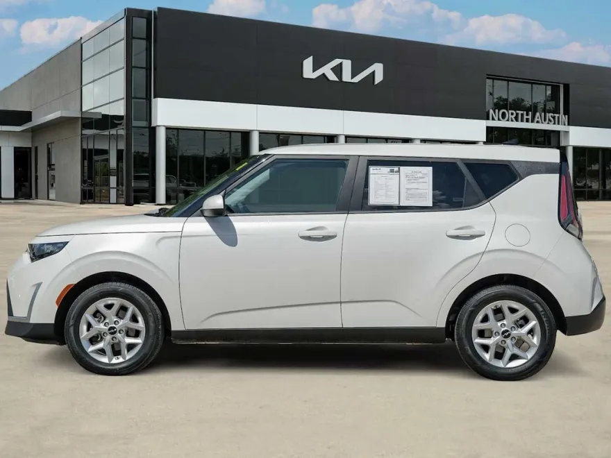 2024 Kia Soul LX photo 1