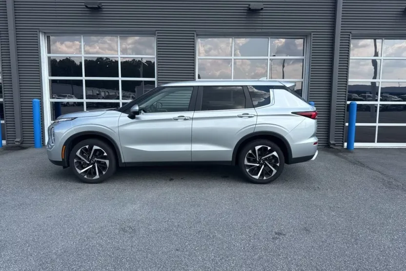 2024 Mitsubishi Outlander SE photo 1