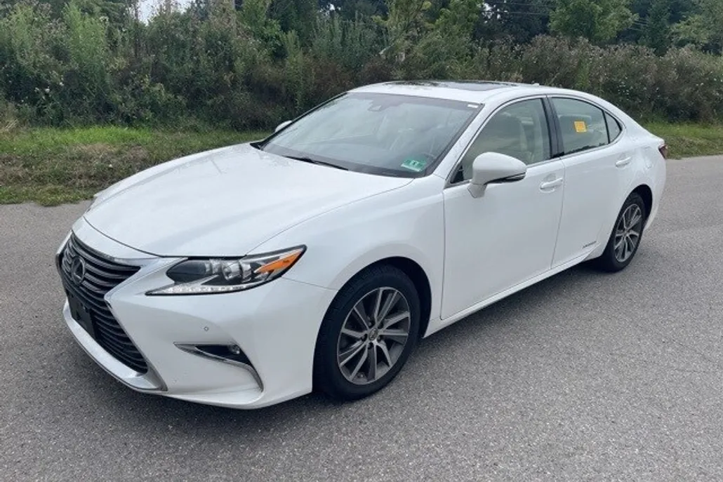 2016 Lexus ES 300h photo 1