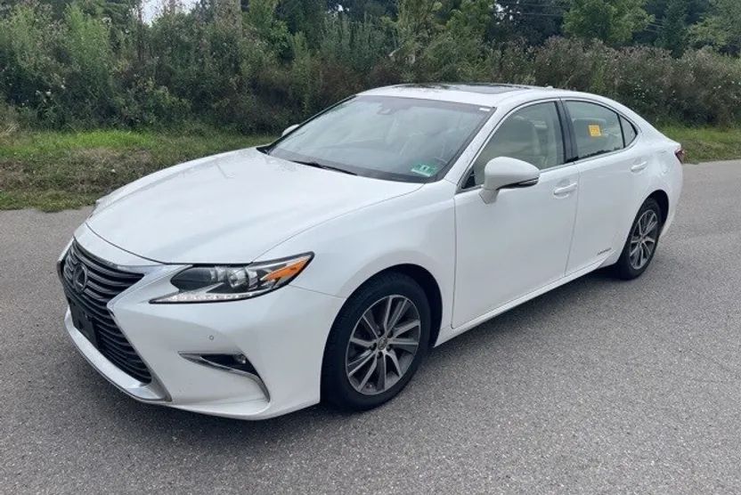 2016 Lexus ES 300h photo 1