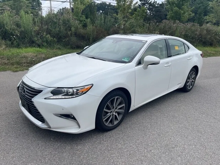 2016 Lexus ES 300h photo 1